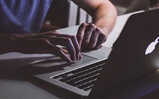 送姐姐回家，火车上大胆全裸车震，厕所到卧铺各种姿势爆操小骚逼，最后高潮喷水湿了一大片床单！